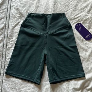NWT Kamo Fitness 6” Bike Shorts Size Small Pine Green